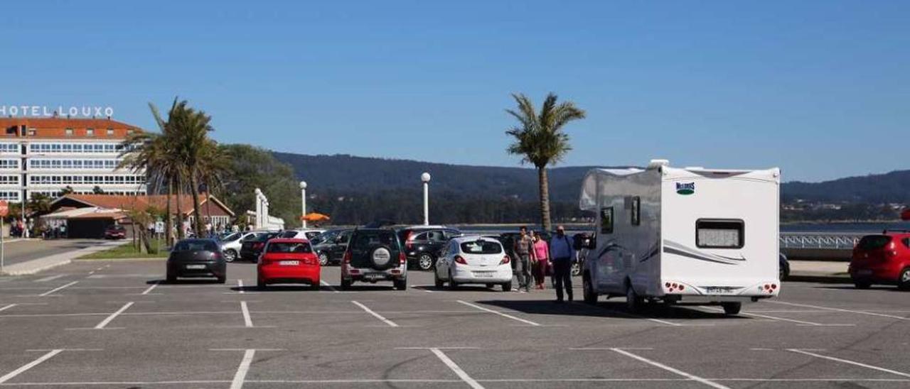 Una autocaravana estacionada en el aparcamiento de O Redondo, en la isla de A Toxa. // Muñiz