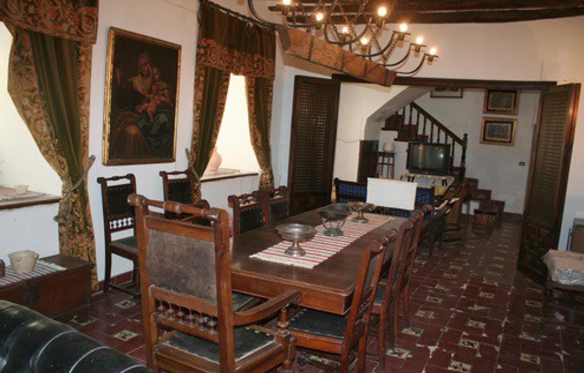 Salón de la planta baja de la vivienda adosada al castillo de Priego.
