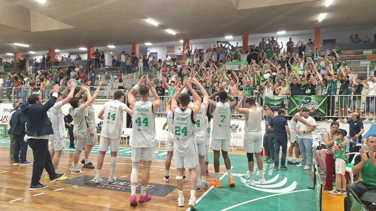 Los jugadores del Cáceres celebran la victoria con su afición.