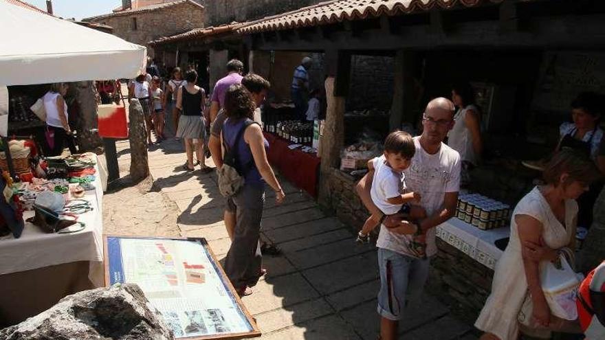 Asistentes a la Mostra de Artesanía el año pasado. // Bernabé/Gutier