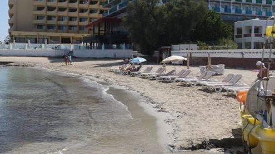 Playa afectada por los vertidos de Cala de Bou.