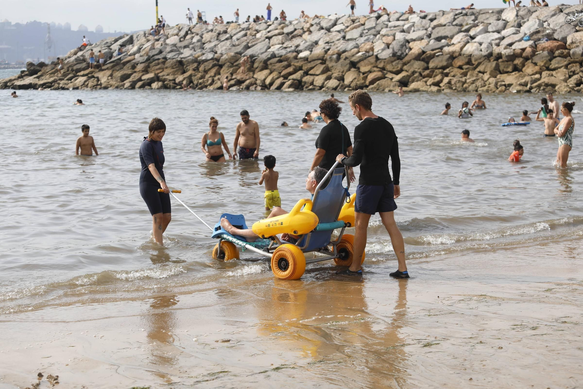Así funciona el servicio para personas con discapacidad en la playa de Poniente (en imágenes)
