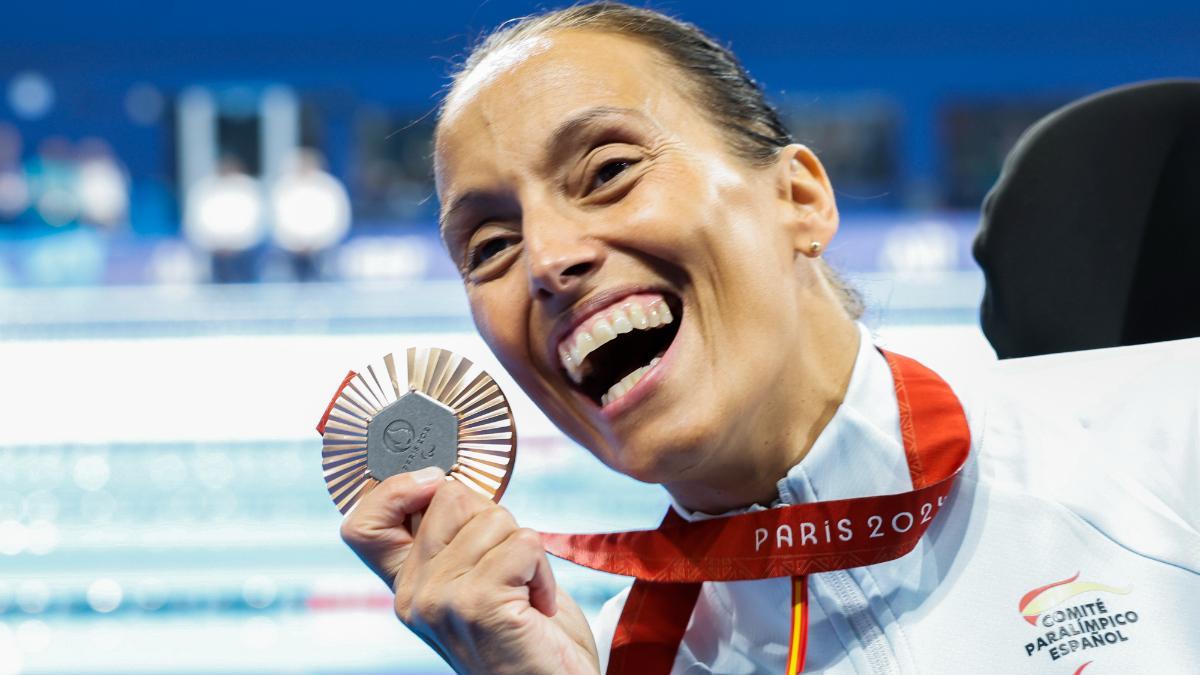 La nadadora Teresa Perales celebra su medalla de bronce en los 50 metros espalda S2 Femenino de los Juegos Paralímpicos París 2024, este sábado en la capital francesa.