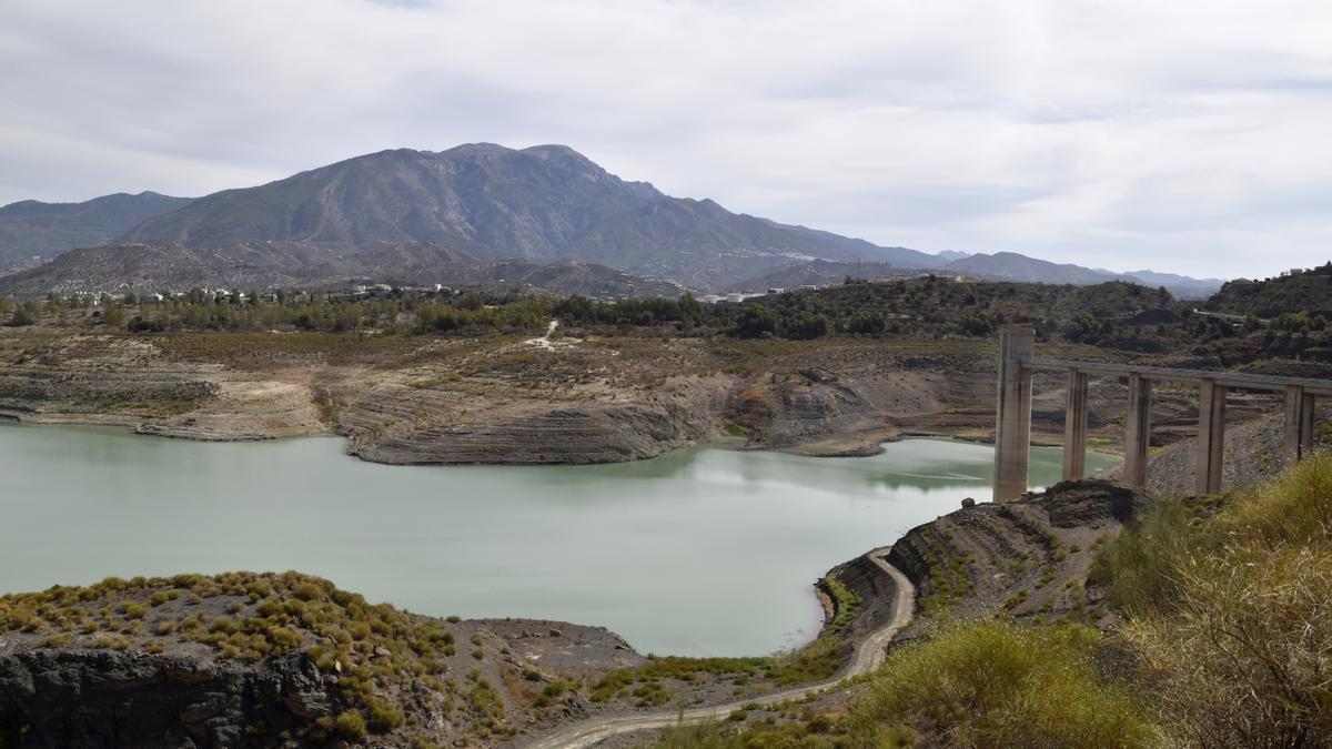 Vista de La Viñuela, el mayor embalse de Málaga, del que bebe la comarca de la Axarquía y que vive una situación agónica tras seis años de persistente sequía.