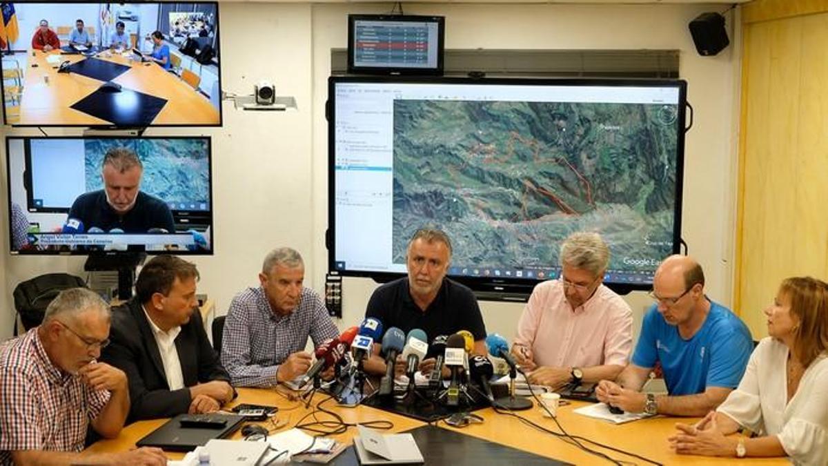 Rueda de prensa para informar de la evolución del incendio de la Cumbre Rueda de prensa para informar de la evolución del incendio de la Cumbre