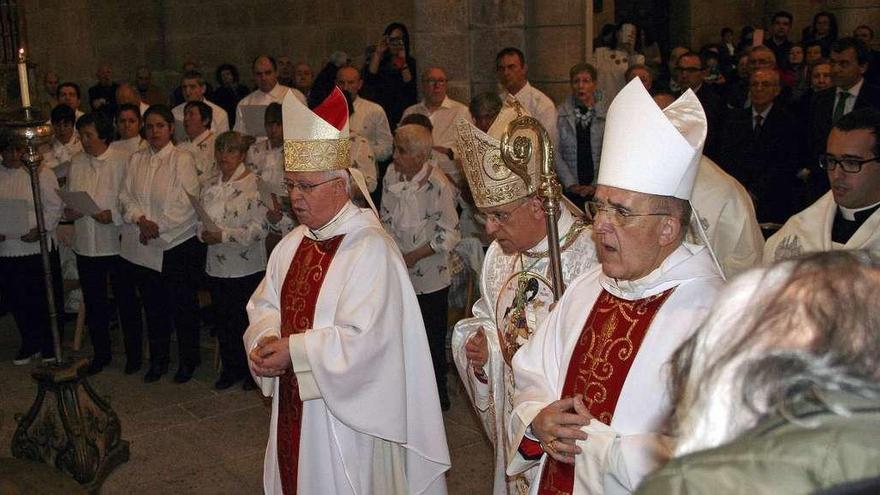 Carlos Osoro (derecha) ayer, con el obispo de Ourense y el prelado de Santiago. // Brais Lorenzo