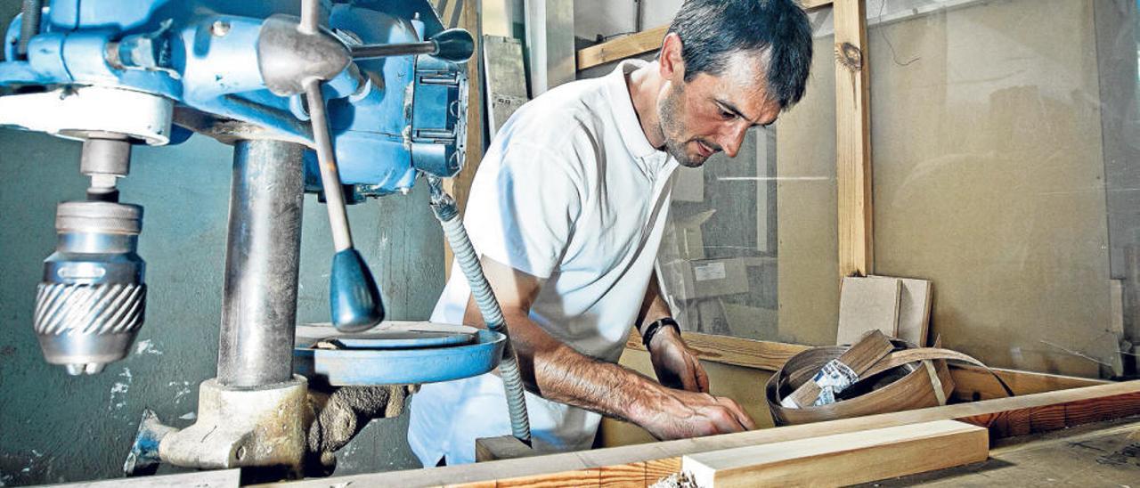 José Rojo «Pacheta», ayer, en el taller de carpintería alicantino Blasco.