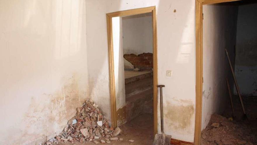 Trabajos de restauración de la antigua casa parroquial de Almendra para reconvertirla en albergue.