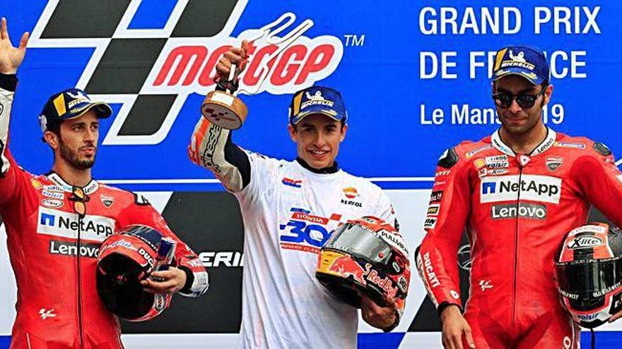 Márquez celebra la victòria a Le Mans al costat de Dovizioso i Petrucci.