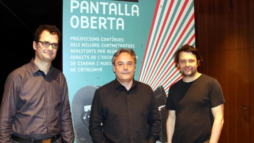 El director del Museu del Cinema, Jordi Pons, el regidor de Cultura, Carles Ribas i el director de l&#039;ESCAC, Sergi Casamitjana, davant del cartell de l&#039;exposició