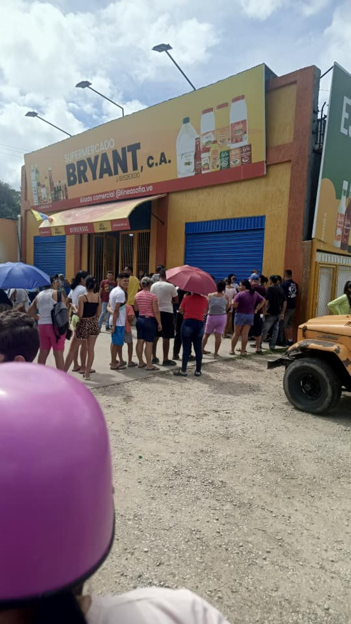 Cola para comprar comida en el estado Sucre.