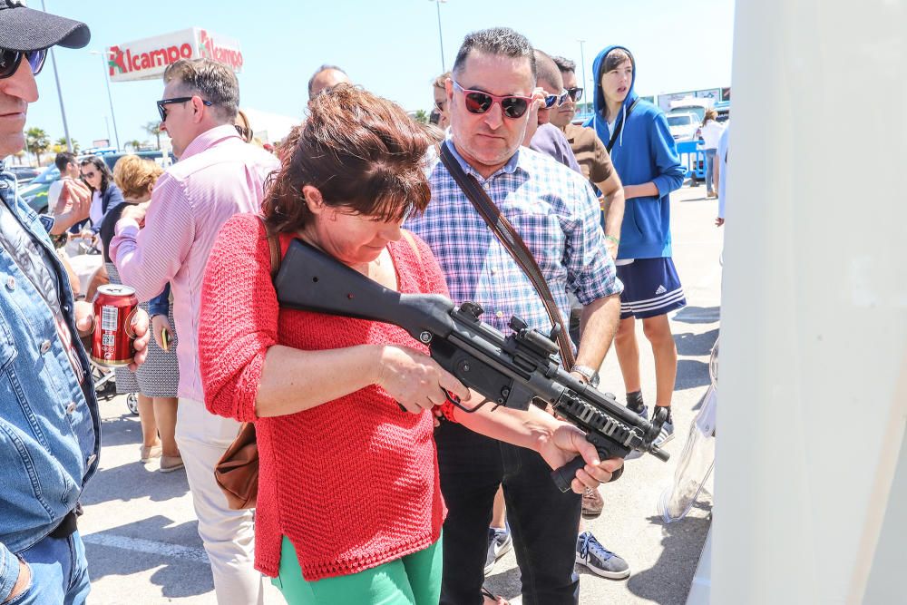 La Compañía de Torrevieja exhibe unidades y medios en el aparcamiento de municipal junto al centro comercial en La Zenia de Orihuela Costa en la primera iniciativa de estas características en el lito