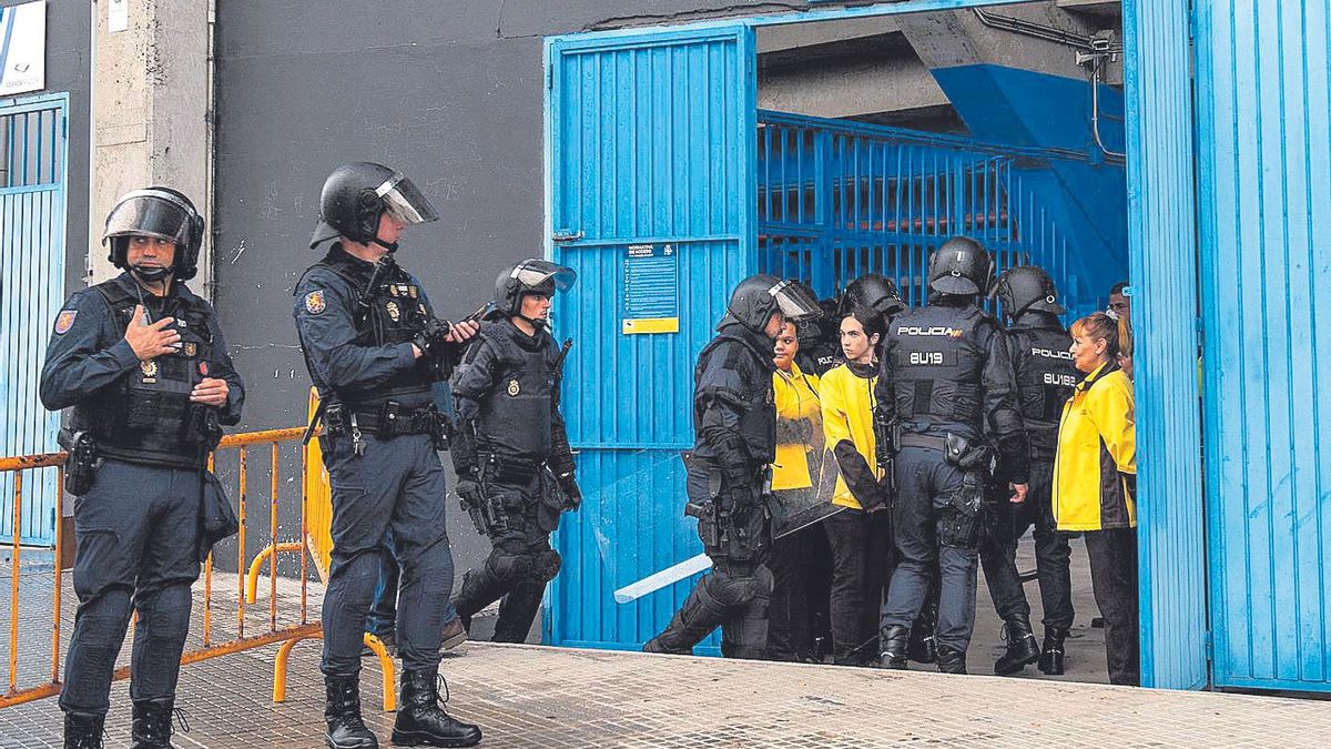 Policías con equipo antidisturbios en Riazor, durante el Deportivo-Málaga de este mes.