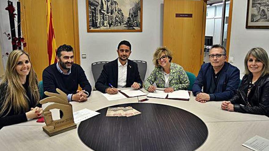 Signatura del conveni amb representants de l&#039;Ajuntament i de la Generalitat