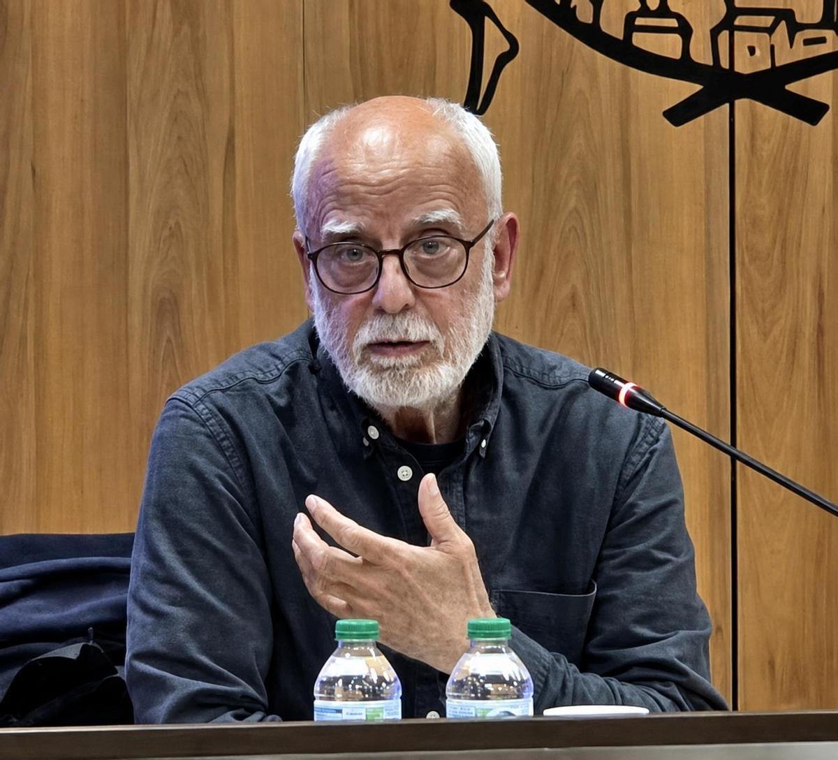 L'historiador Joan Peitx a la sala de plens de Llívia