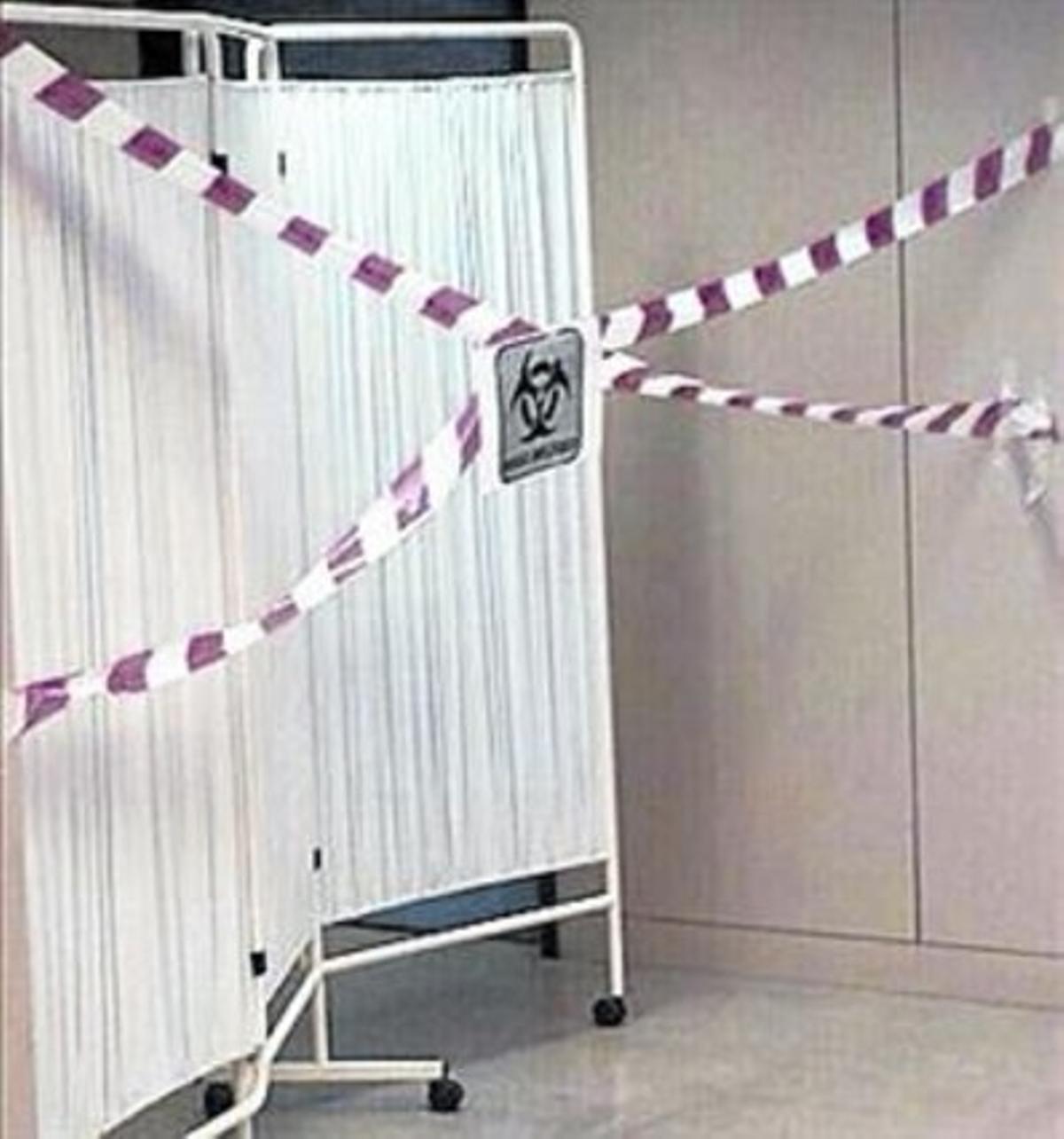 Personal del Carles III s’equipa per atendre García Viejo, el 22 de setembre, i zones precintades a l’Hospital d’Alcorcón, ahir. Personal del Carles III s’equipa per atendre García Viejo, el 22 de setembre, i zones precintades a l’Hospital d’Alcorcón, ahir.