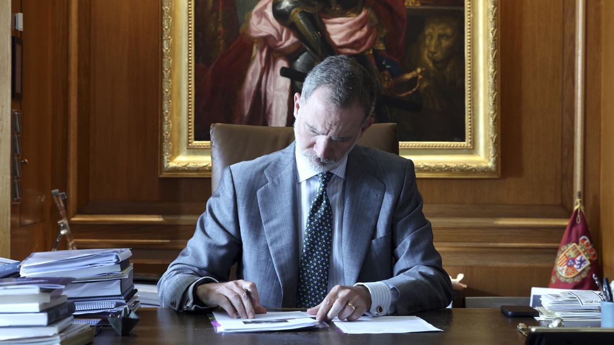 Otra imagen del rey Felipe VI en su despacho.