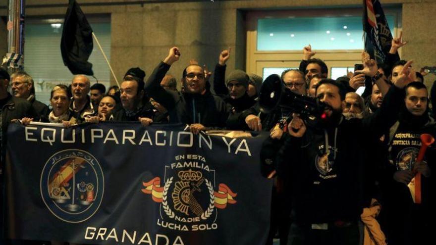 Policías y guardias civiles de Jusapol presionan ante el Congreso por la equiparación salarial