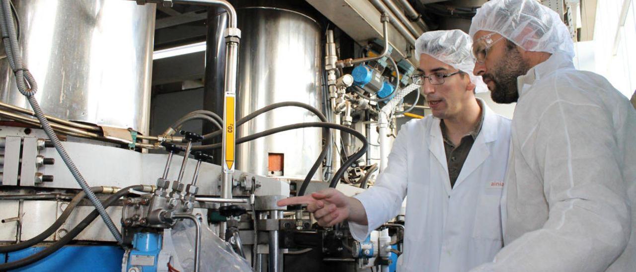 Técnicos del instituto agroalimentario Ainia, en una biorefinería que añade valor a los subproductos generados en la producción de aceites de oliva.