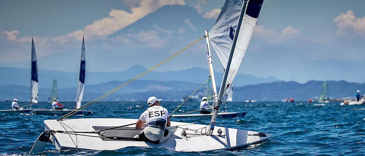 Joel Rodríguez navegando en el campo de regatas nipón, con el Monte Fuji al fondo de la imagen. | | RFEV.ES