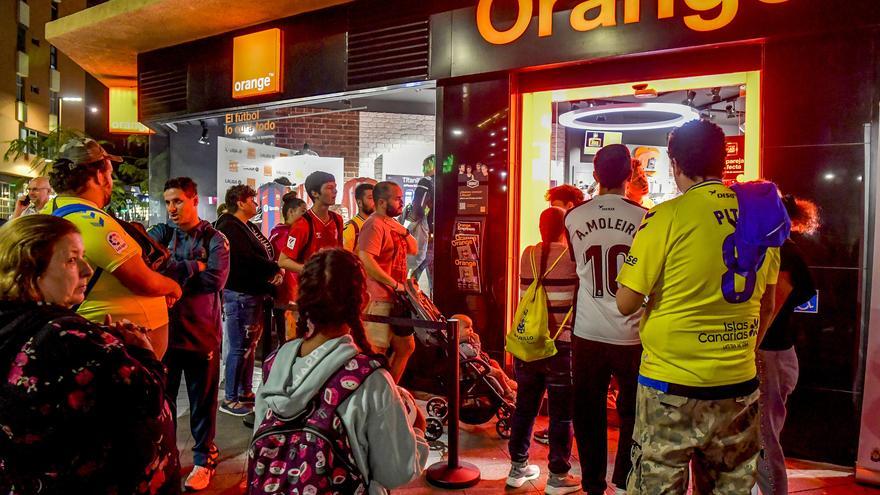 Álex Suárez y Álvaro Valles atienden a los aficionados en la Tienda Orange de la calle Galicia