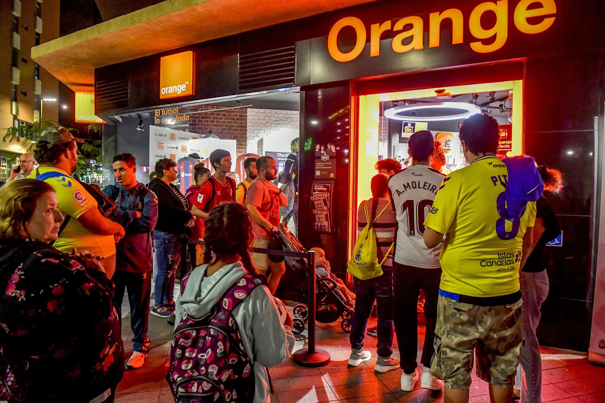 Álex Suárez y Álvaro Valles atienden a los aficionados en la Tienda Orange de la calle Galicia