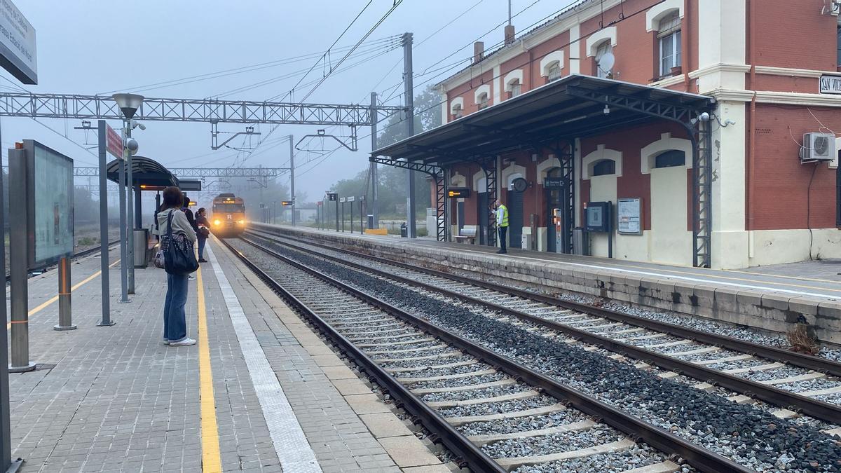 Tren de Renfe arribant aquest matí a les 7 a l'estació de Sant Vicenç de Castellet
