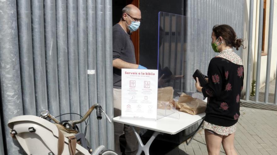 Primera usuària que ha anat a buscar llibre en préstec a la biblioteca Salvador Allende de Girona