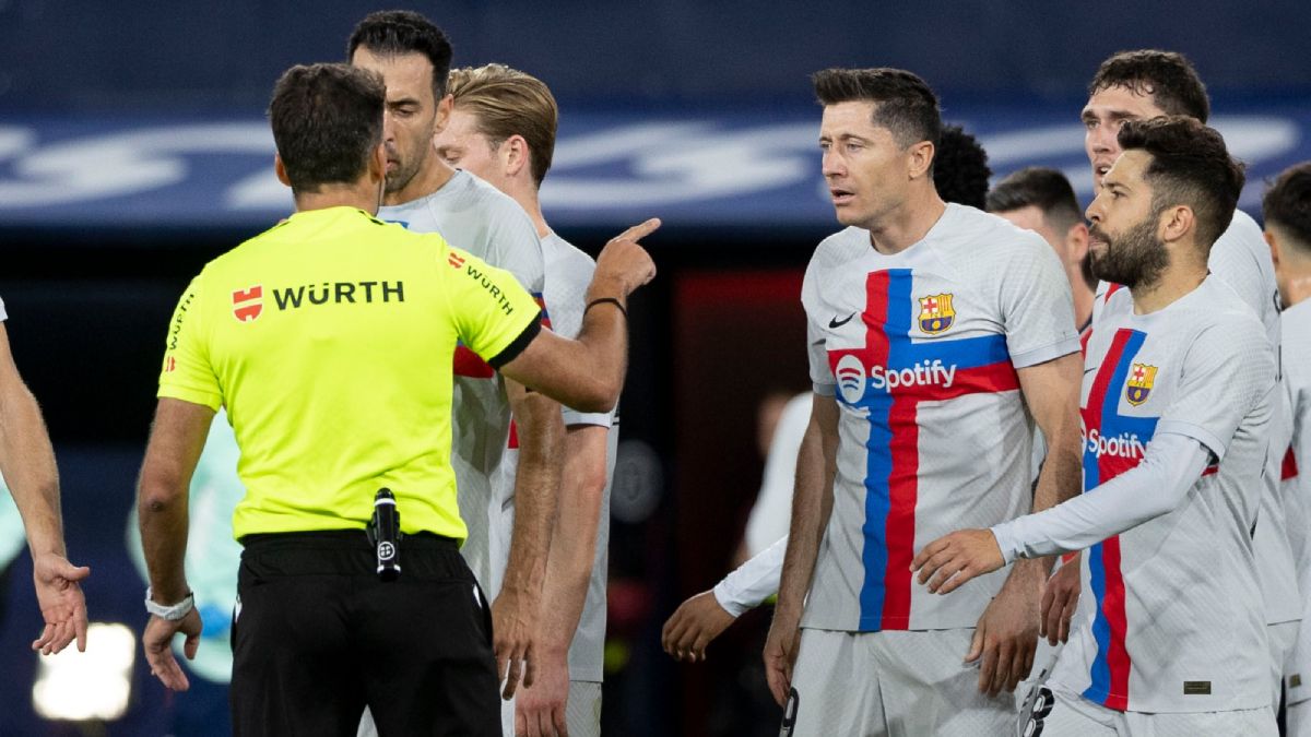 Jesús Gil Manzano mostró la primera roja como blaugrana a Robert Lewandowski