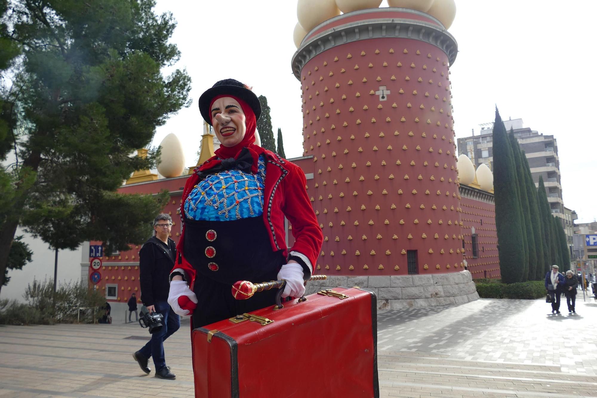 La Dona dels Nassos passeja pel centre de Figueres