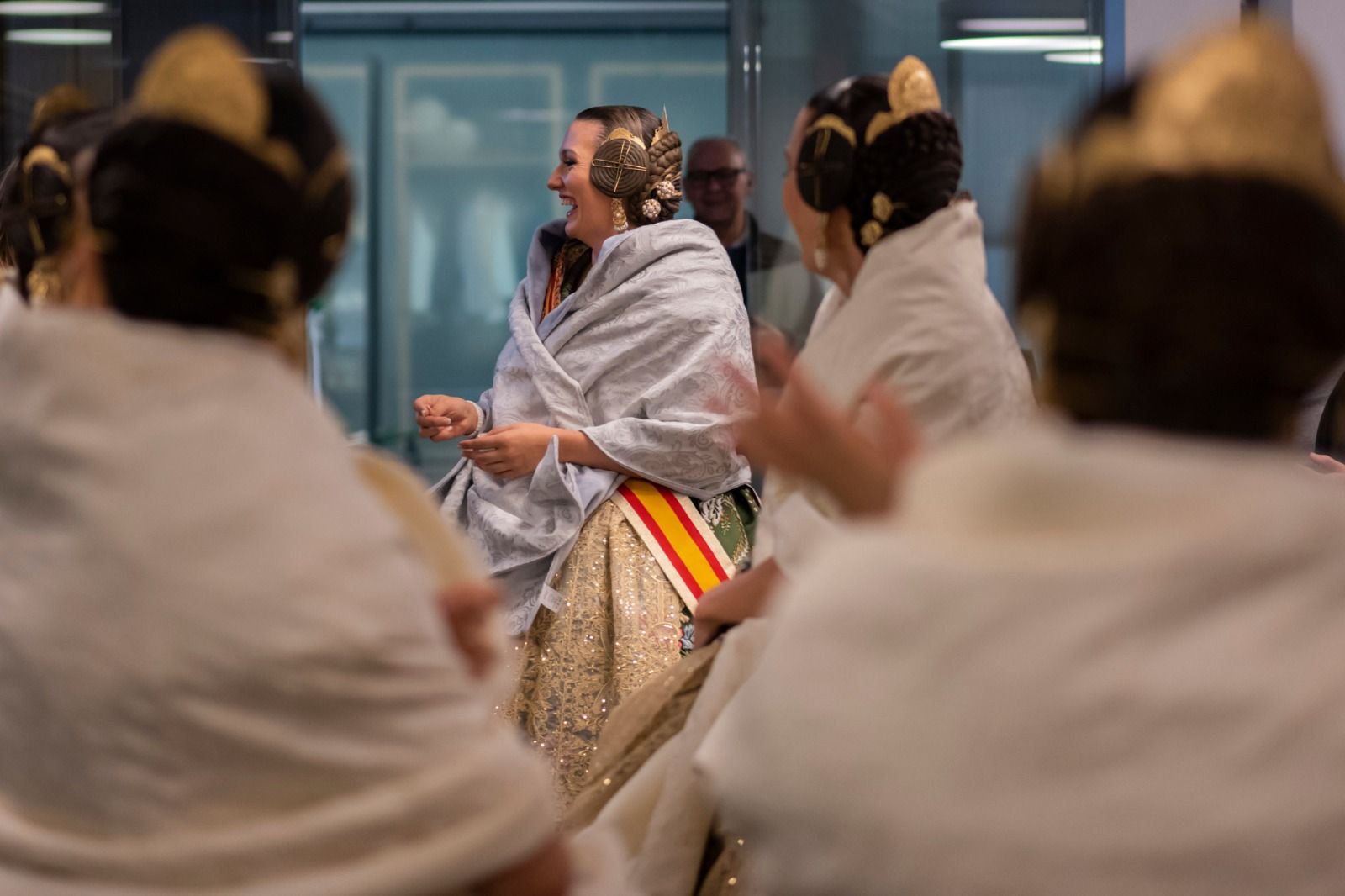 La Fallera Mayor de València y su corte, camino de Madrid