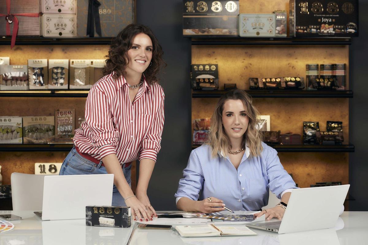 Beatriz e Isabel Sirvent, en las instalaciones de la compañía.