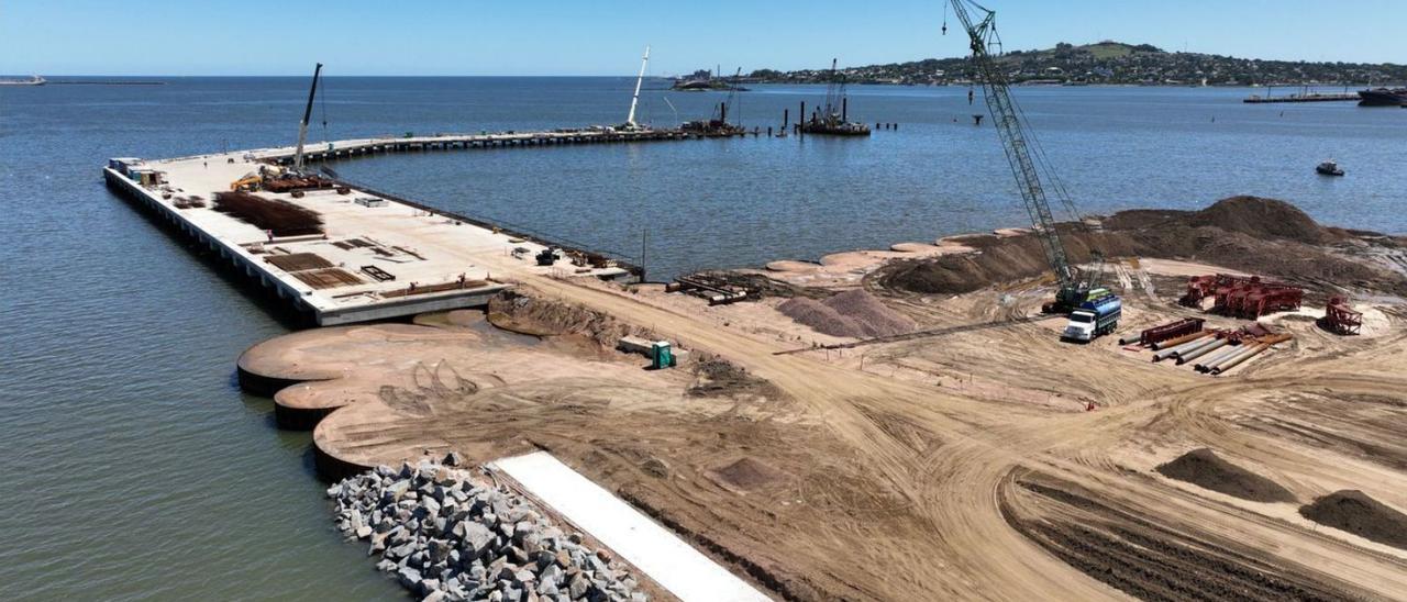 Las obras avanzan según lo previsto. El consorcio Teyma-Chediack es el encargado de construir el nuevo puerto pesquero de Capurro. La compañía está avanzando en la construcción según lo previsto y adelantó que las obras culminarán en el último trimestre de 2022. La instalación se ubica al norte de la bahía de Montevideo y Uruguay invierte 90 millones de dólares (81,3 millones de euros al cambio actual). | ANP