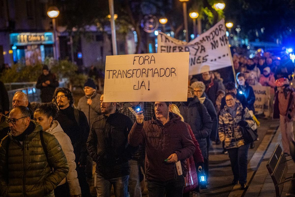 Manifestación de vecinos de la Prosperitat que piden una solución para los cortes de luz que sufren y el traslado de un transformador que se incendió en septiembre. Manifestación de vecinos de la Prosperitat que piden una solución para los cortes de luz que sufren y el traslado de un transformador que se incendió en septiembre.