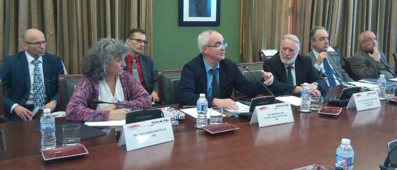 En el centro, Werner Kuhn, junto a Enrique López Veiga, ayer en la reunión de la comitiva de la UE. // FdV