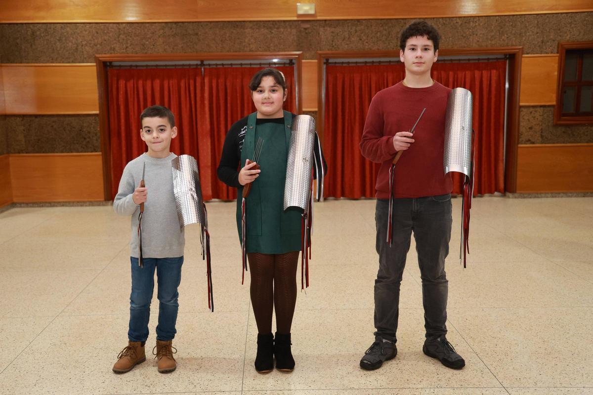 Sergio Rodríguez, Alba Martínez e Iago Rodríguez, «rondalleiros de Chaín» coa charrasca.