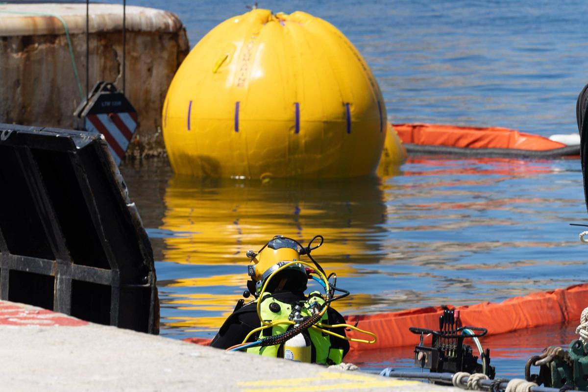 Espectaculares imágenes de la recuperación del yate que se incendió y se hundió en Ibiza