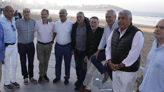 Arriba, de izquierda a derecha, Faustino Villamarín, José Perramón, Jesús Guerrero, José Manuel Tauré, Santos Labaca, Quico López  Valcells, Fernando de Andrés,  Juan Antonio Medina, Juan Miguel Igartua y Javier García Cuesta.  A la izquierda, Villamarin charla  con Ignacio Sendín, Luis Avelino y  Ramón Gallego. | Ángel González