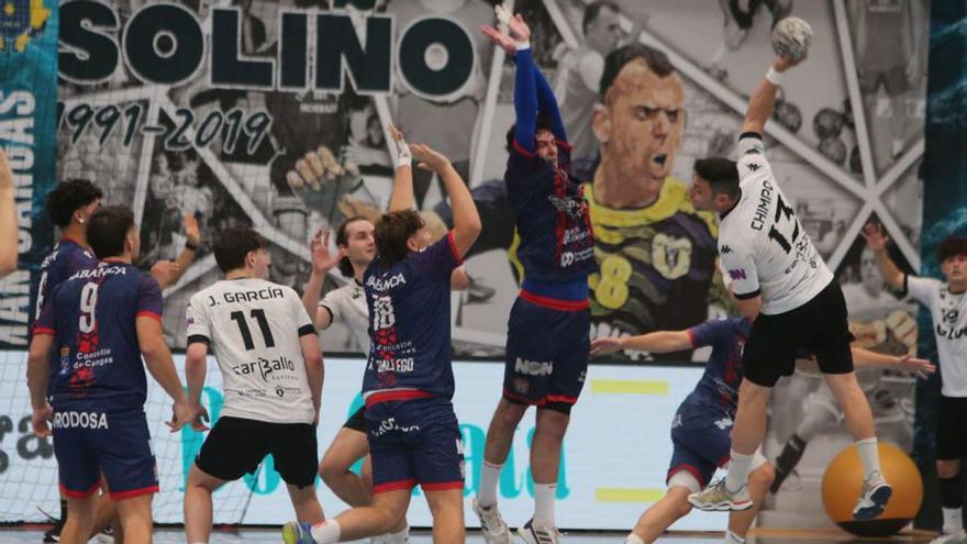 El Luceros defiende la última acción ante el Xiria.