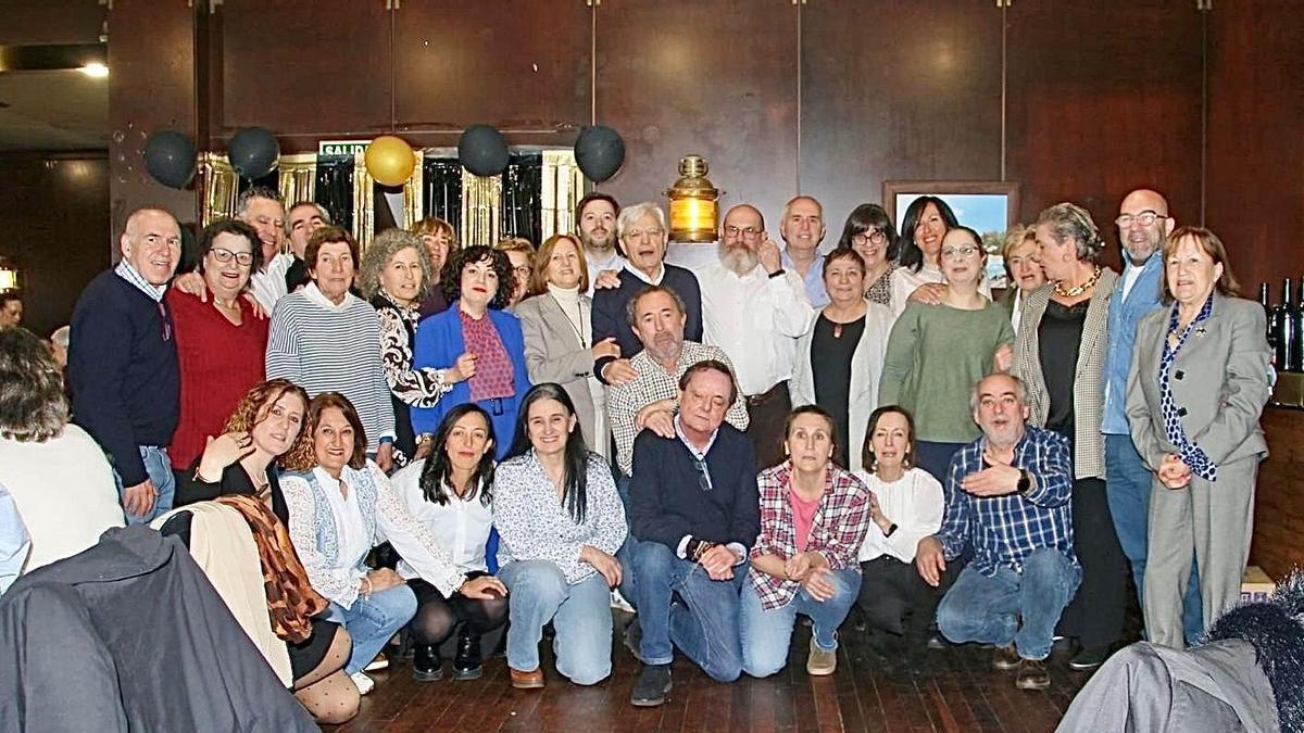 Fotografía de los asistentes a la despedida del doctor Suárez Briones.