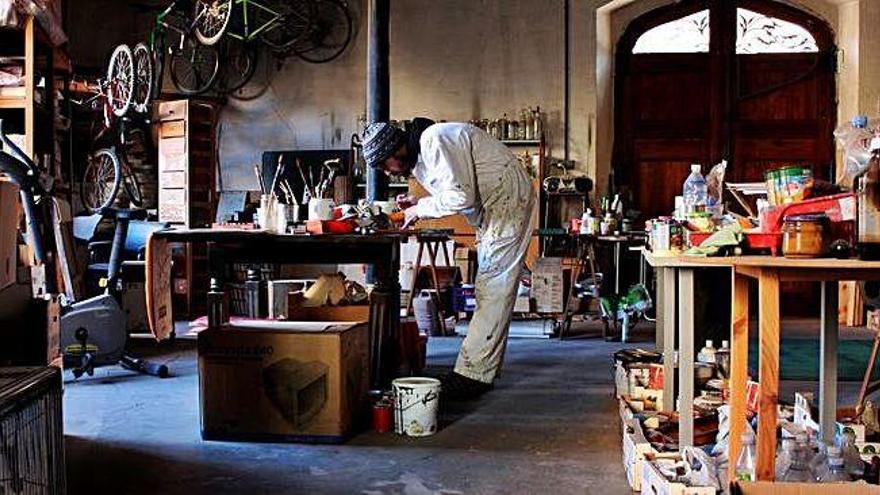 L&#039;artista i actor solsoní Aleix Albareda treballant al seu taller, en una imatge d&#039;arxiu
