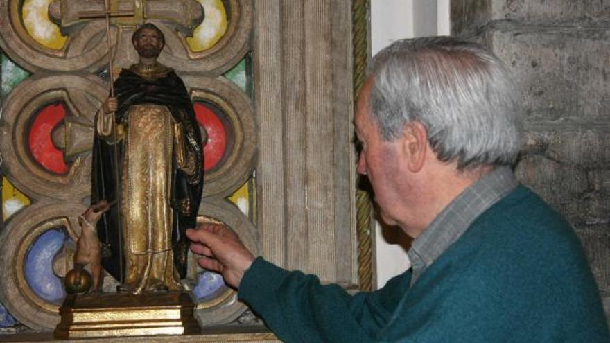 Enrique Iglesias, con la figura de San Roque cedida por los familiares de Julio León Costales.