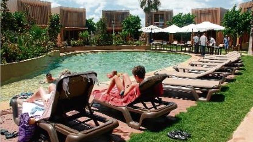 Uns estiuejants descansant a la piscina d&#039;un càmping de Sant Pere Pescador.