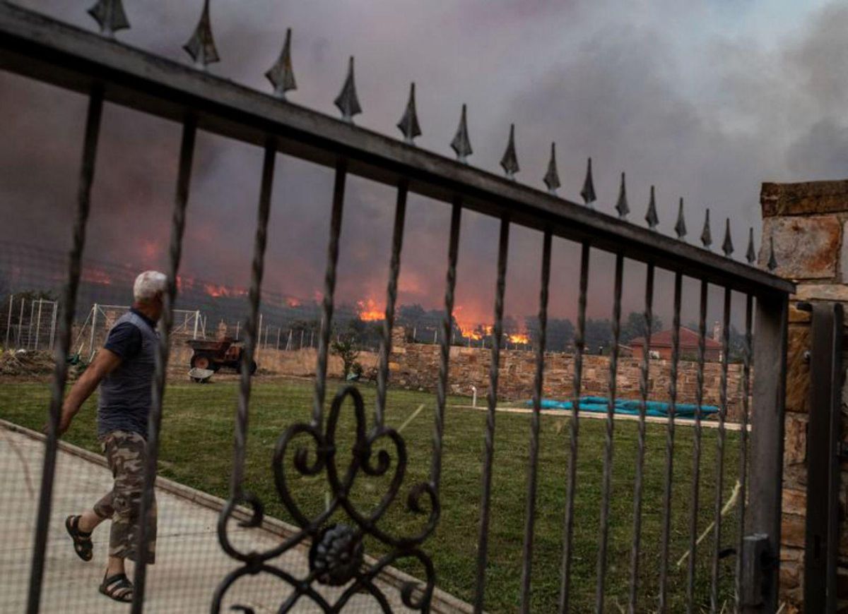 Distintos momentos del incendio en las comarcas de Alba y Tábara, que se inició ayer por la tarde en Losacio . | Emilio Fraile