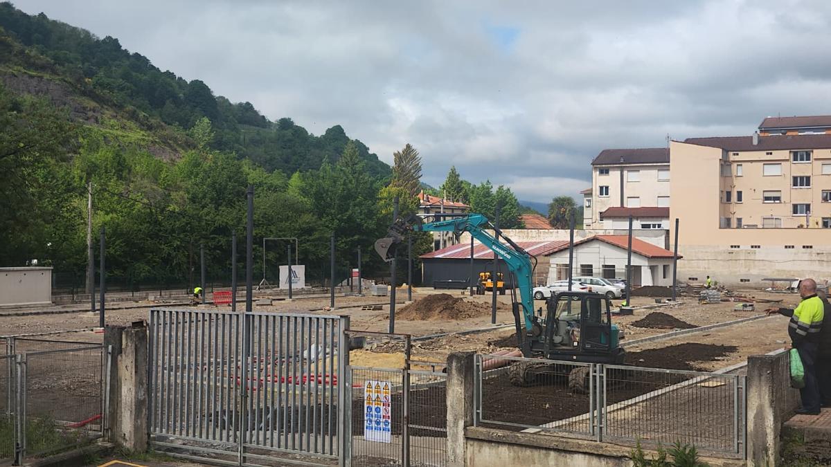 Obras de reforma del mercado de ganado de Cabañaquinta, en Aller