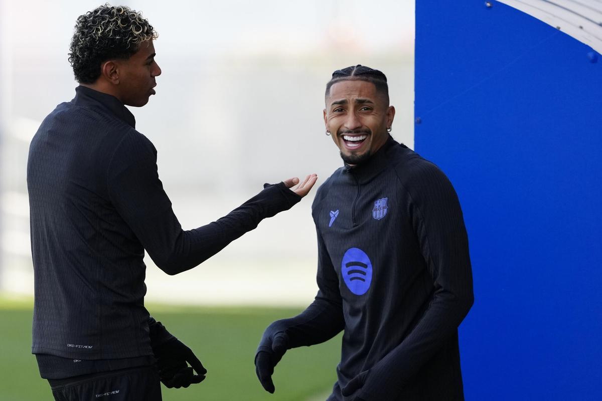 Los jugadores del FC Barcelona Lamine Yamal (i) y Raphinha (d) durante el entrenamiento de este lunes. EFE/Alejandro García. (Barcelona)