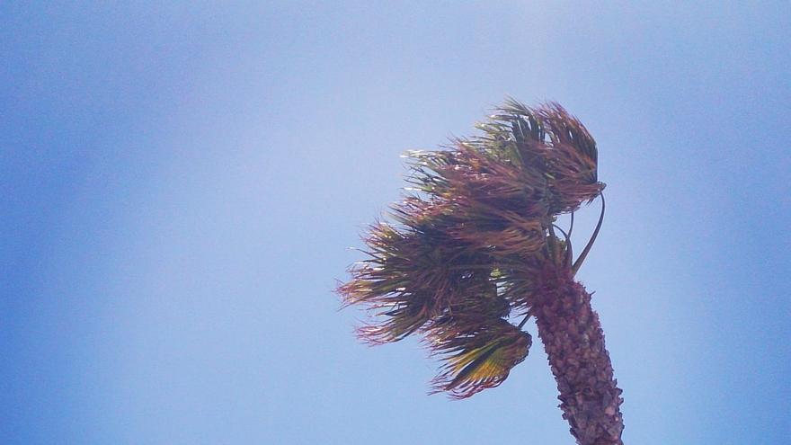 Alerta naranja por olas el miércoles en Málaga y Almería