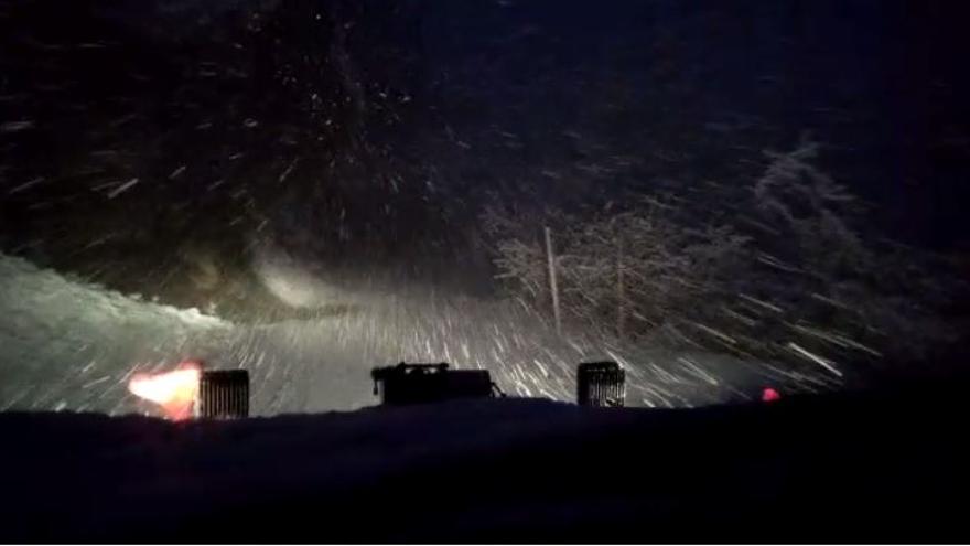 Así se encontró la quitanieves ayer por la noche la subida a Valle de Lago