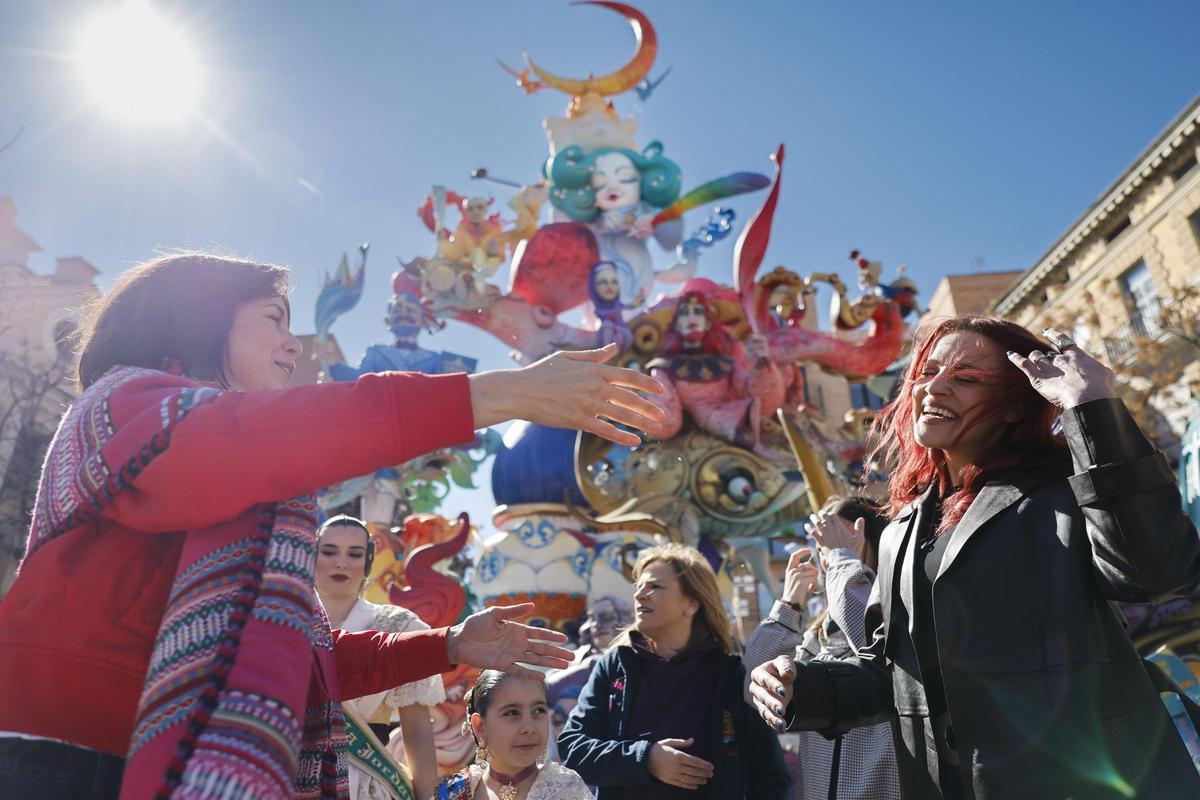 Sara García con la ministra Diana Morant recorriendo las Fallas.