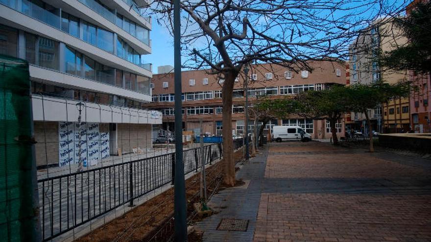 Vista del parque de la calle República Dominicana. A la derecha, tras la valla, la zona donde se repondrán los juegos infantiles.